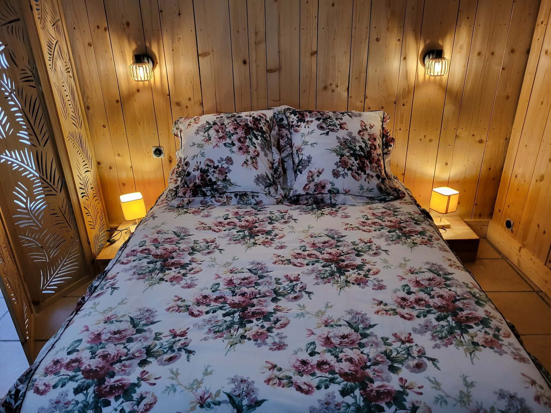 Chambre en pin avec linge fleuri