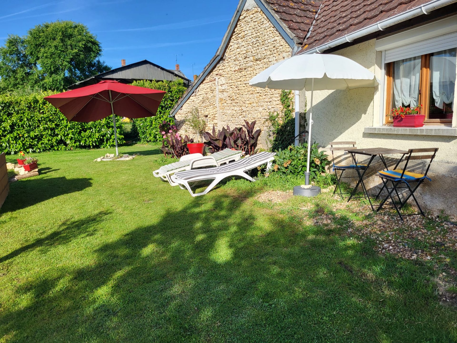 Bains de soleil et terrasse dans le jardin